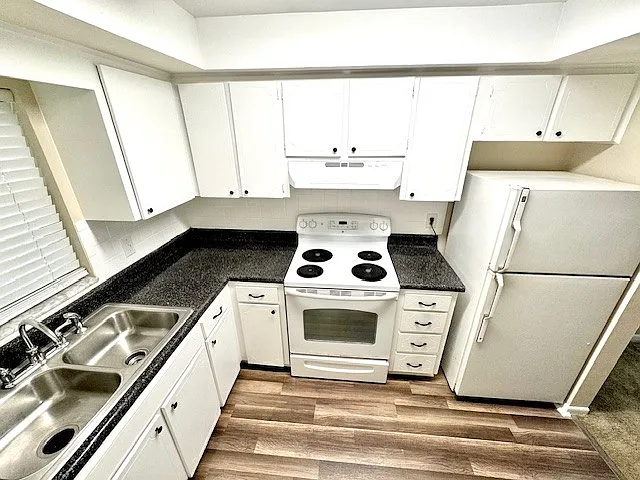 Devon Manor Apartments — Photo 3