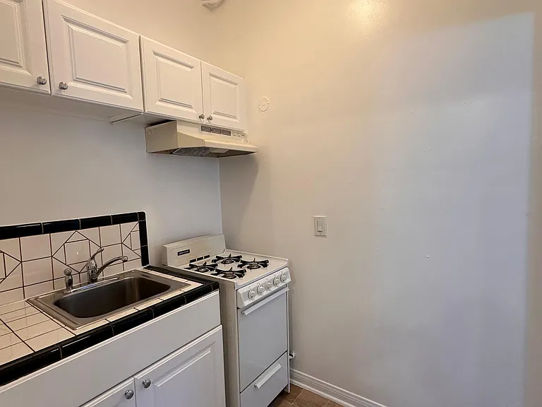 1237 Edgemont — Photo 3