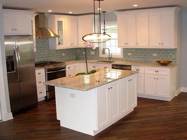 8128 N Chester Ave — Photo 2