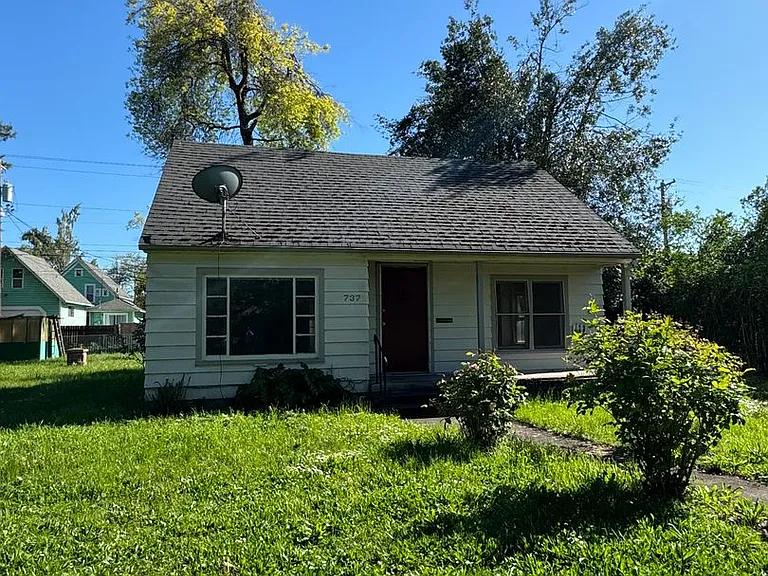 737 E St — Photo 2