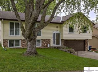 3712 Lookingglass Dr, Bellevue, NE 68123