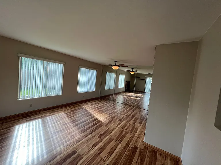 2604 Calle Elegante — Photo 5