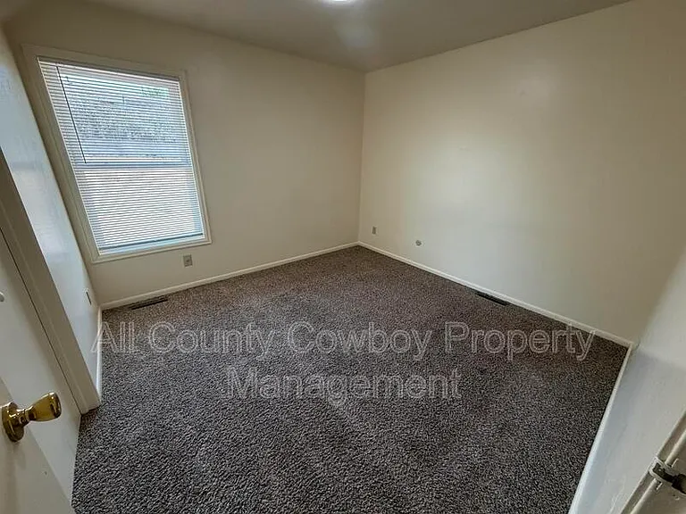 140 S Cribbon Ave — Photo 8
