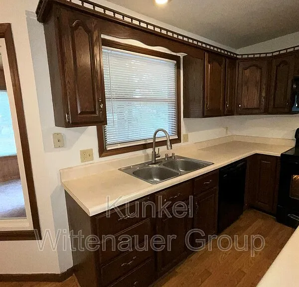 2020 Greenbrier Dr — Photo 7