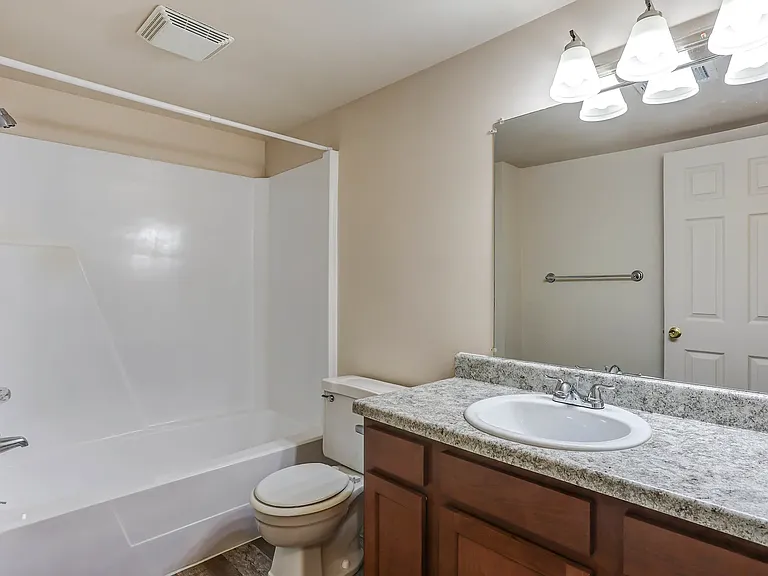 Country Knoll Apartments — Photo 11