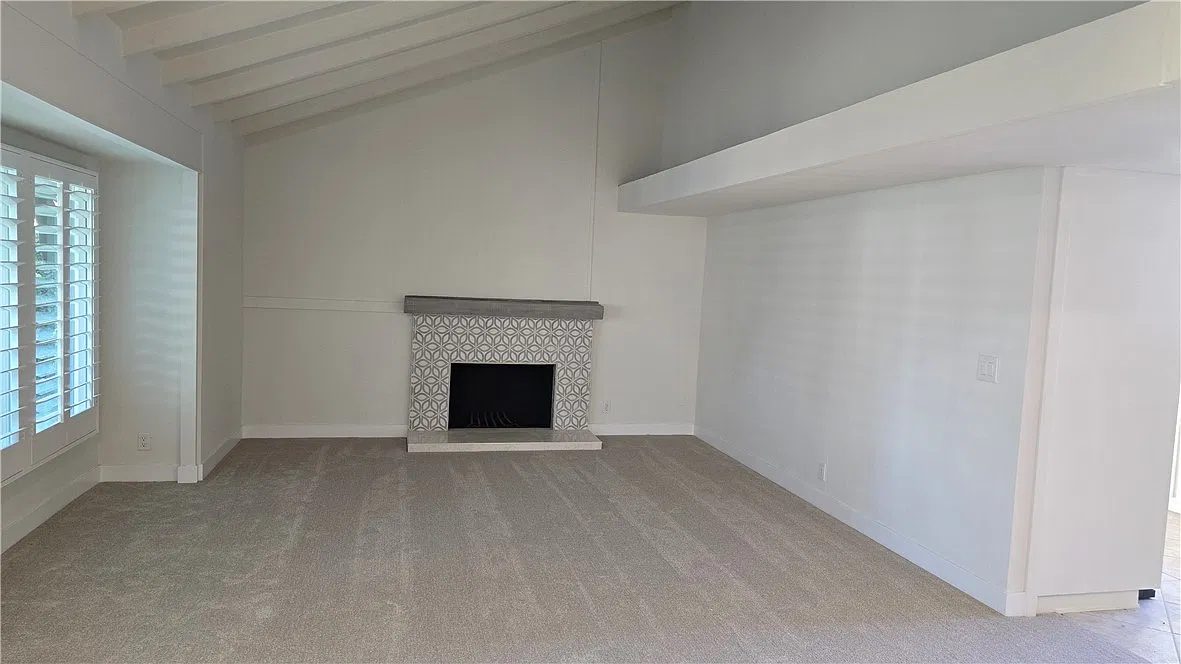 4 bed, 2325 sqft, $6,900 — Photo 4