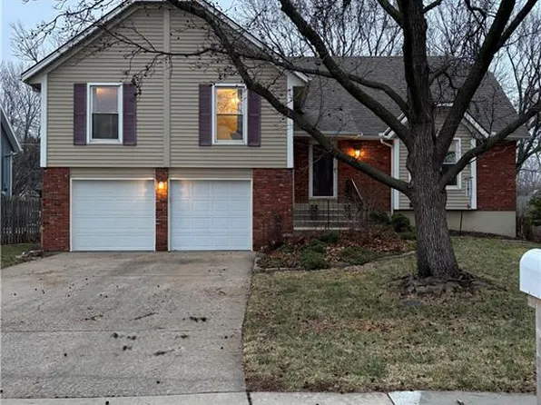 1908 S Lindenwood Dr, Olathe, KS 66062