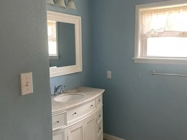 983 E Main St, Van, TX 75790