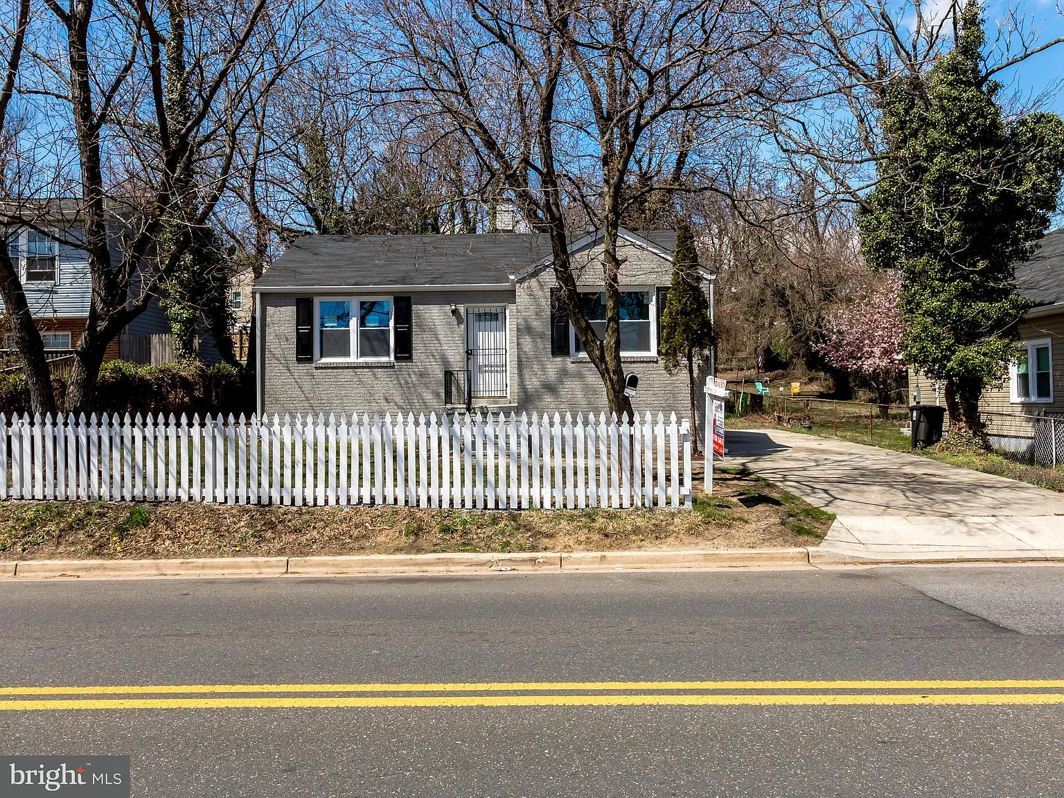 731 Larchmont Ave photo 1