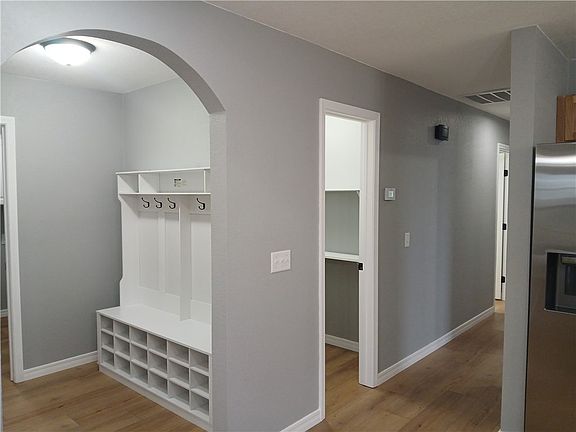 4th image of 902 S Springfield St