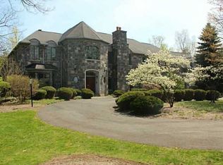 17 Beauclaire Ln, Fairport, NY 14450