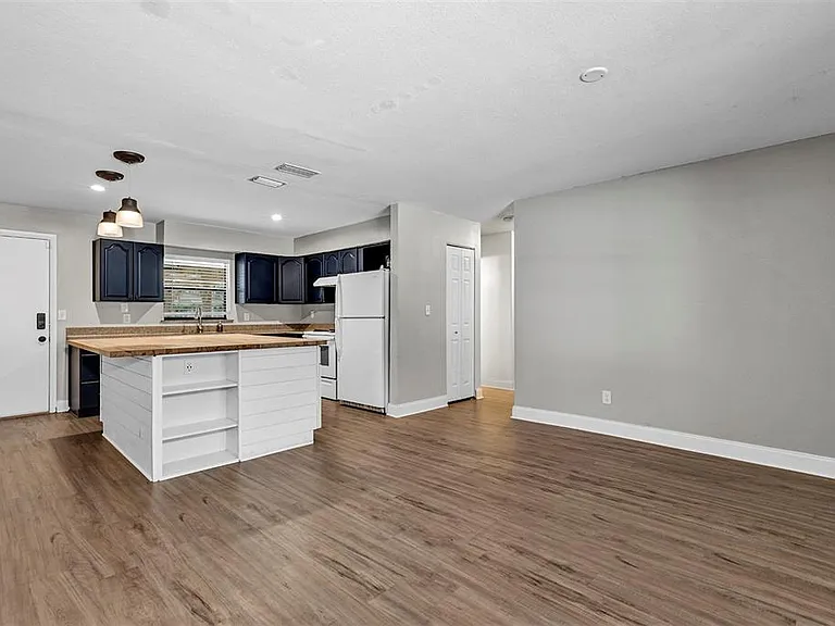 16 Eaton St — Photo 3