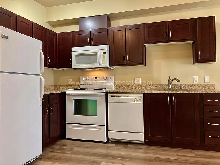 200 E Maple St — Photo 252