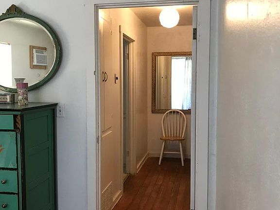 Hall to en suite bathroom