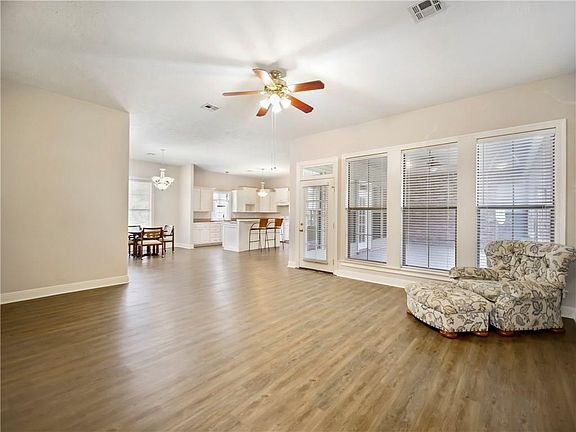 3rd image of 4054 Evergreen St