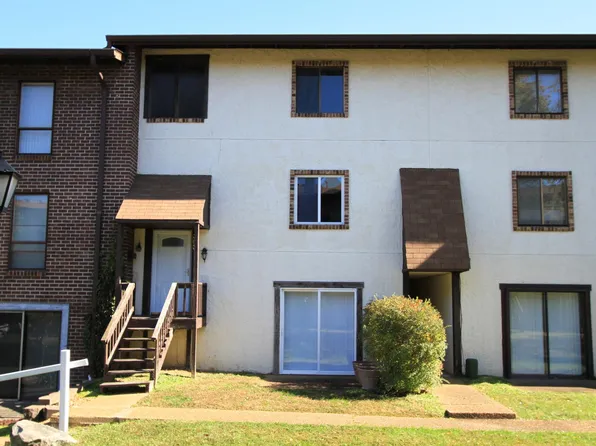 303 Carmel Woods Dr, Ballwin, MO 63021