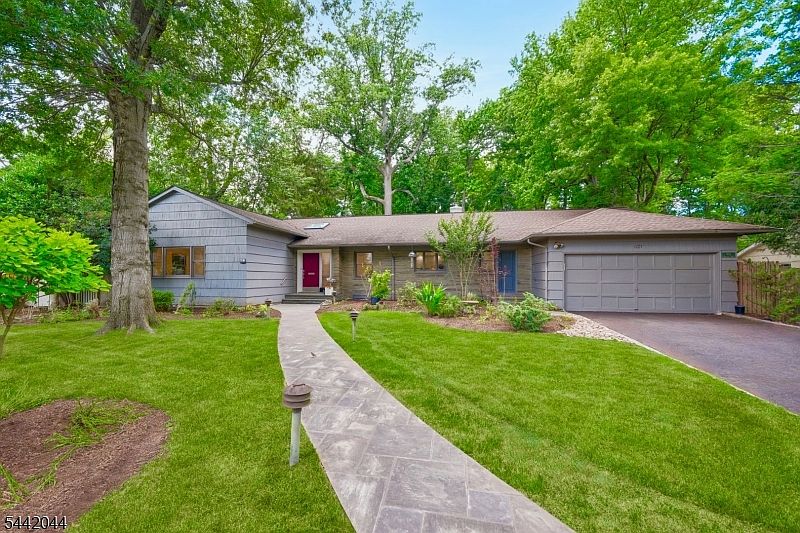 1st image of 621 Mountain Dr
