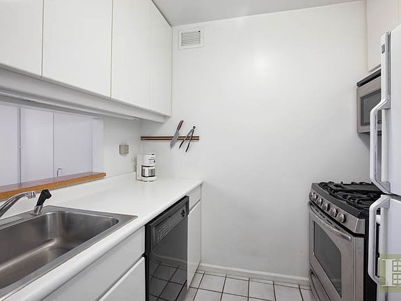 3rd image of 295 Greenwich St APT 2K