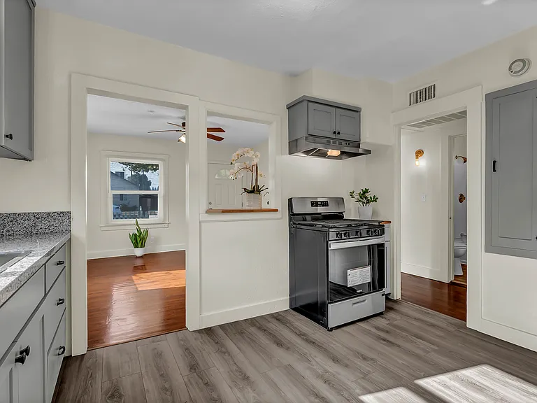 916 S Encina St — Photo 17