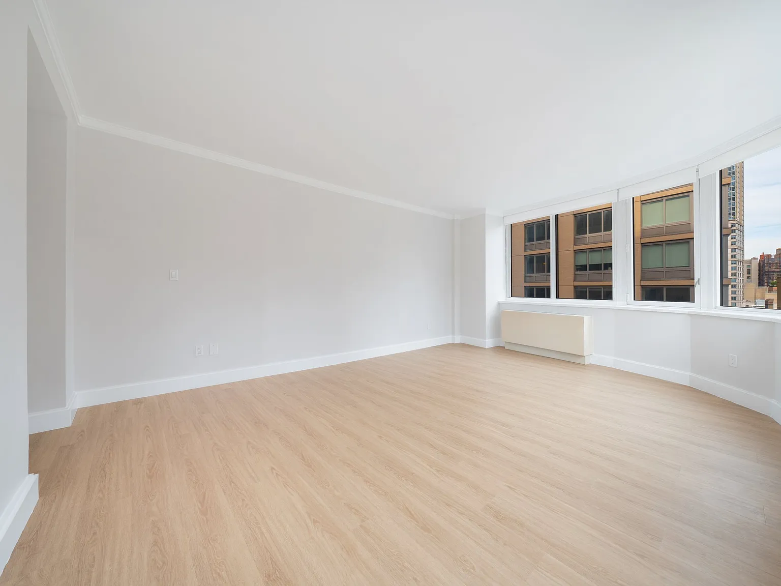 140 Riverside Boulevard — Photo 2