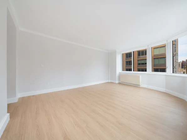 140 Riverside Boulevard image 3 of 11