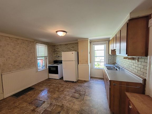 4th image of 1015 7th St E