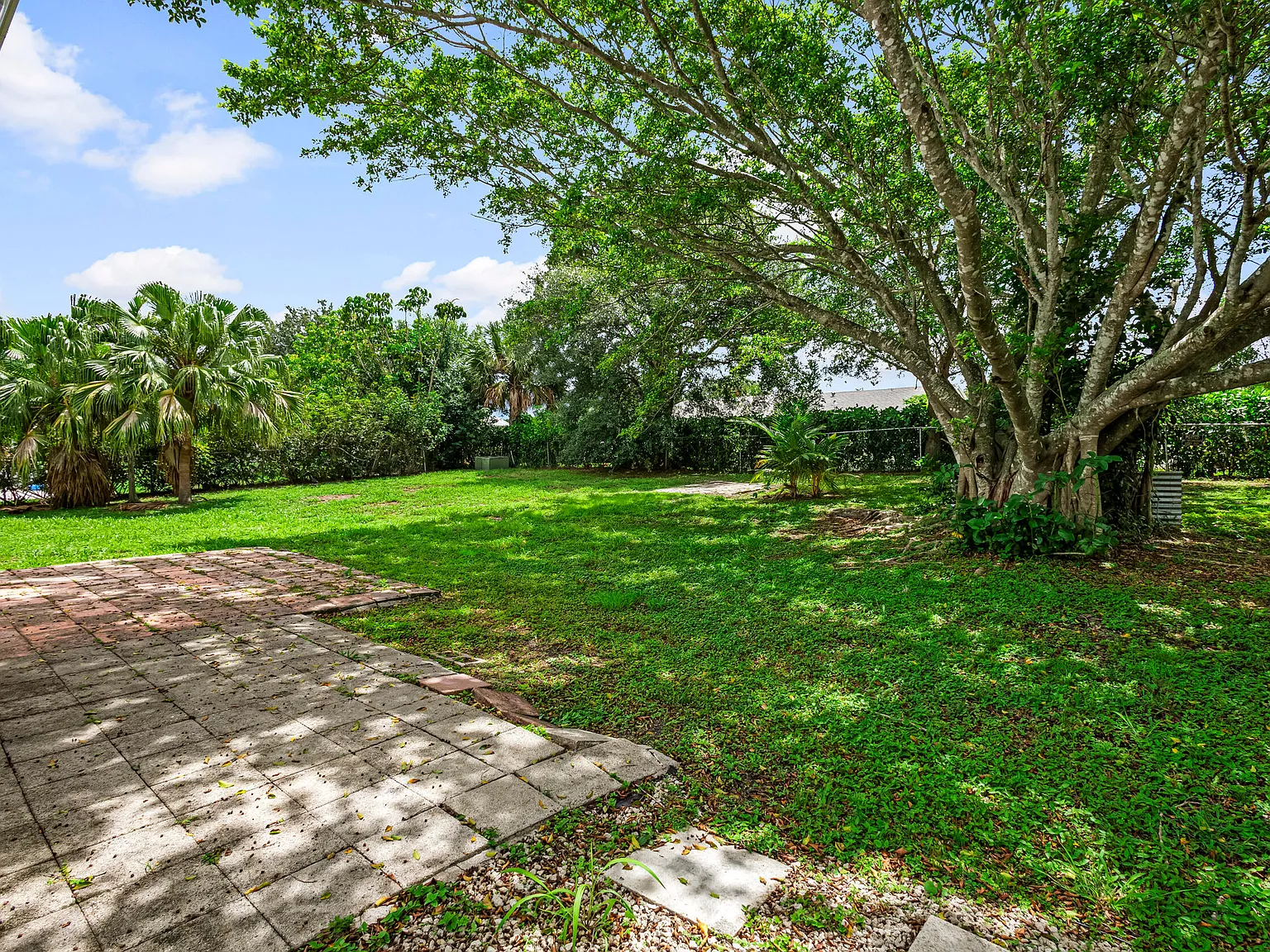 3 bed, 2.0 bath, 1320 sqft, $2,400 — Photo 2