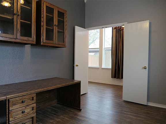 4th image of 304 Canyon Lake Dr