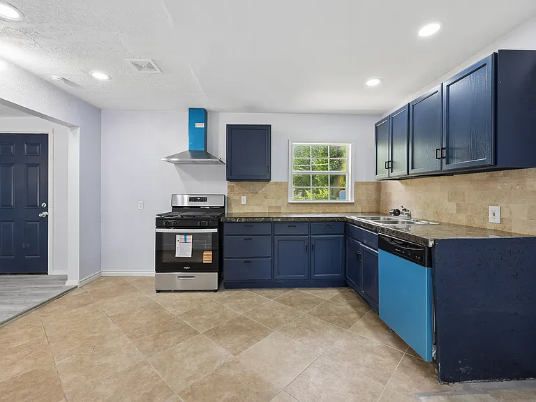 821 Travis St — Photo 10