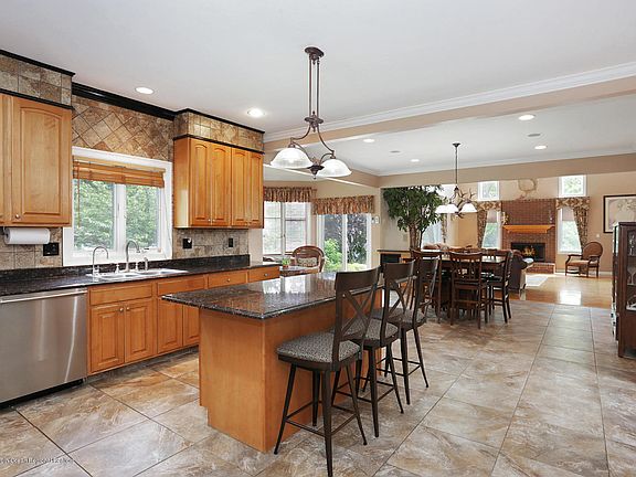 5th image of 2063 Basswood Ct