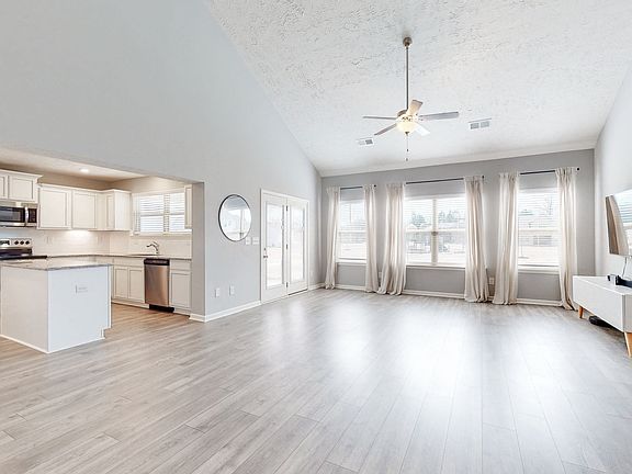 5th image of 326 Longhorn Dr