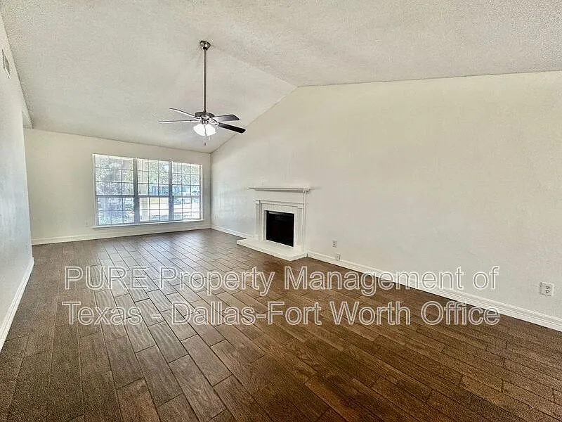 3 bed, 2.0 bath, 1430 sqft, $2,150 — Photo 3