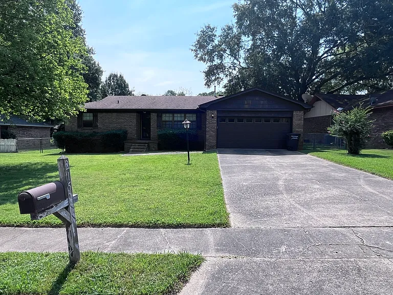 215 Berkshire Cir — Photo 4
