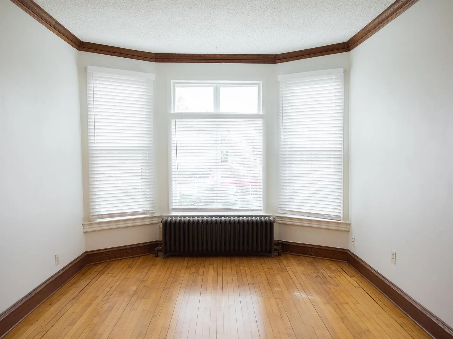 882 Lafond Ave — Photo 2