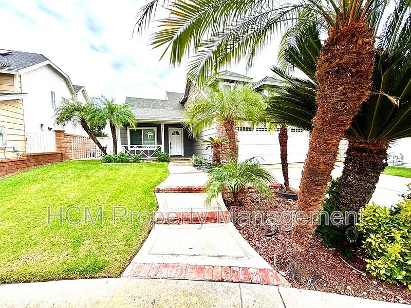 3 bed, 2.5 bath, 1752 sqft, $5,300 — Photo 3