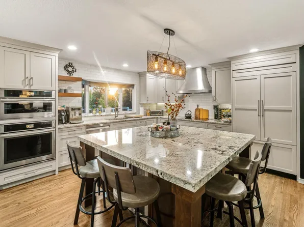 5011 Viceroy Dr NW, Calgary, AB T3A 0V2
