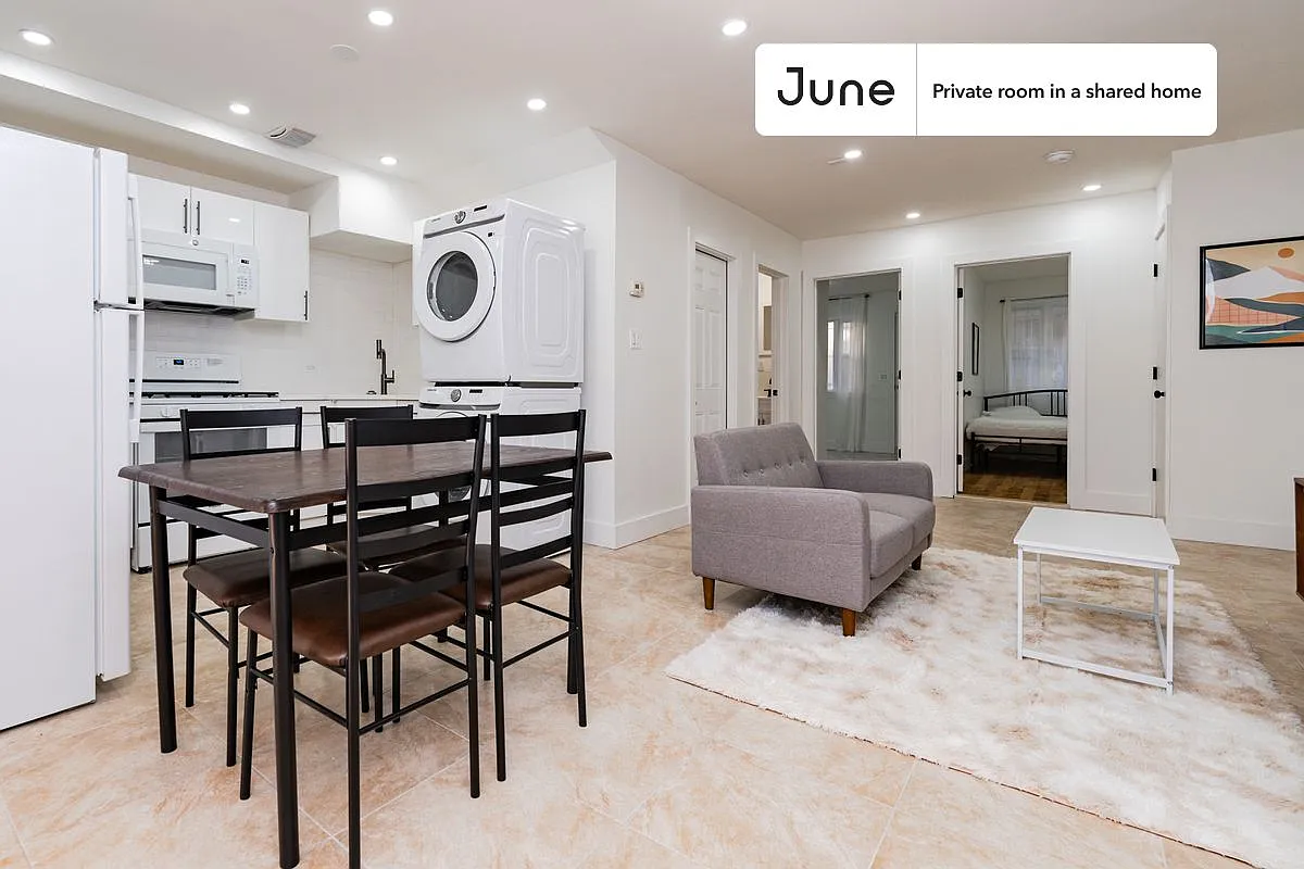 Queen bedroom in 3 bed/1 bath home in Bedford-Stuyvesant #1792 A — Photo 4
