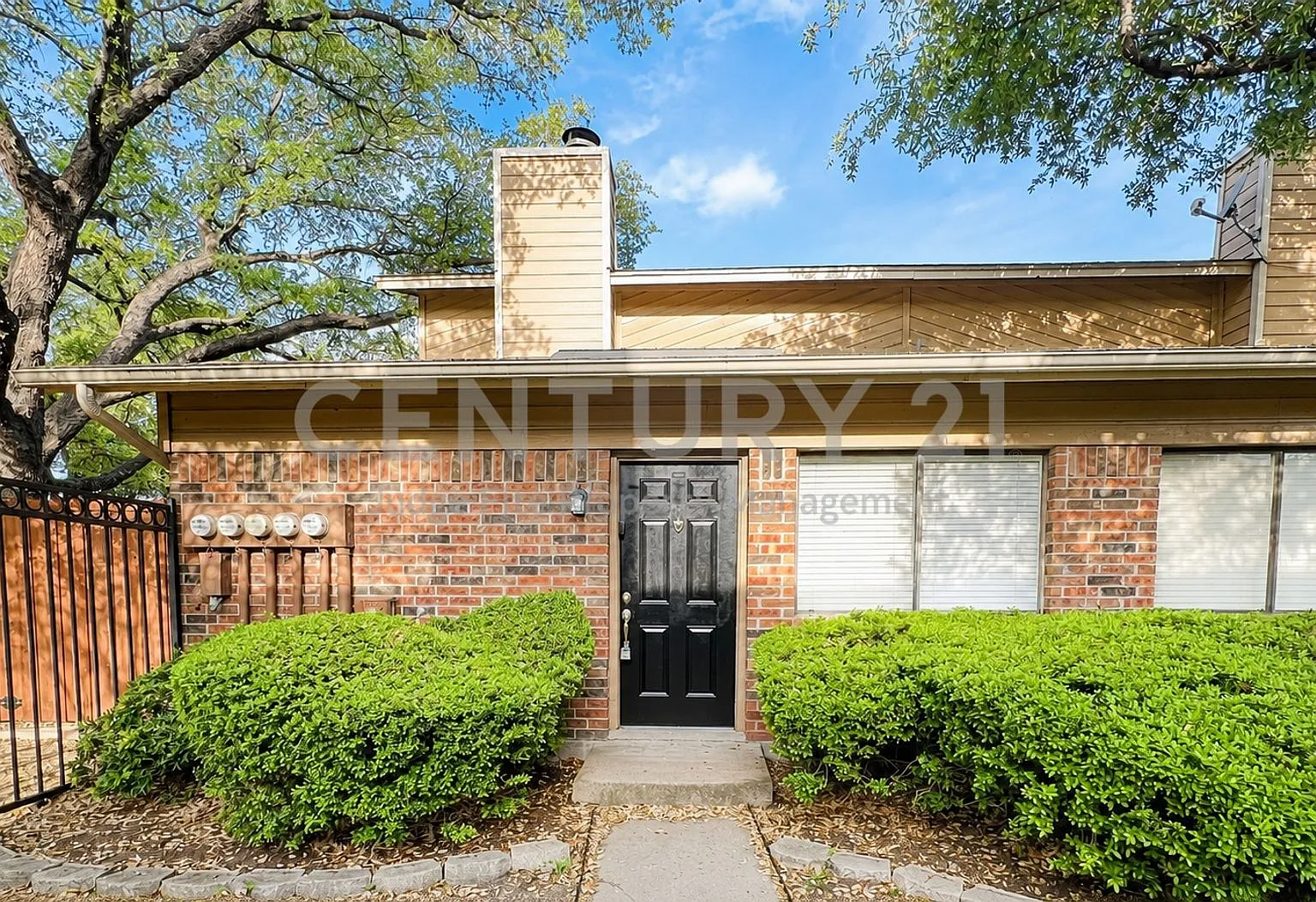 **Leasing Special - $300.00 Off Your 2nd Month's Rent Tastefully Updated 2-Story 2/2 Townhome For... — Photo 1