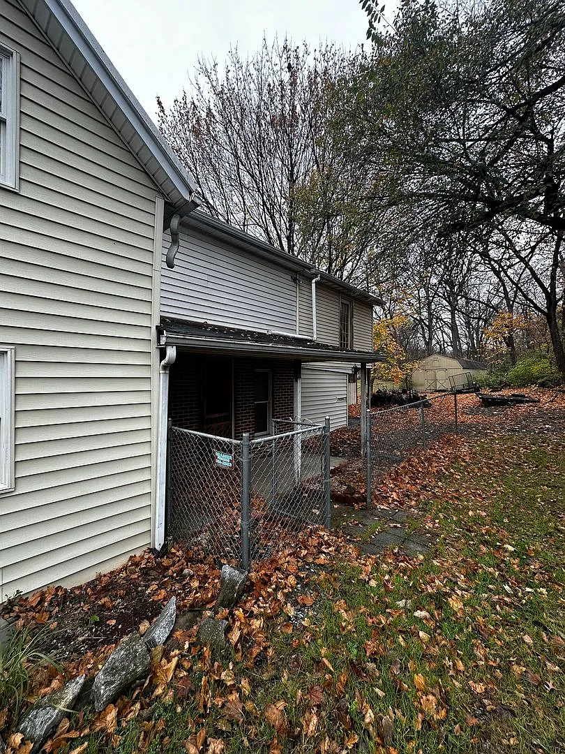 Handyman Special! Rent or Rent-to-Own 3 Bedroom, 2 Bath House with a Spacious Yard — Photo 3