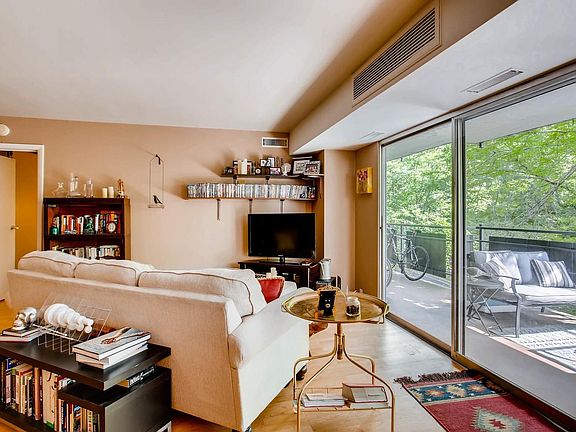 4th image of 669 N Washington St APT 301