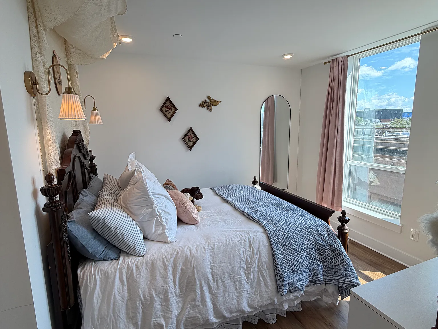 2-bedroom, 2 Bath Apartment on Front Street. Large Modern space in a vibrant area! — Photo 3