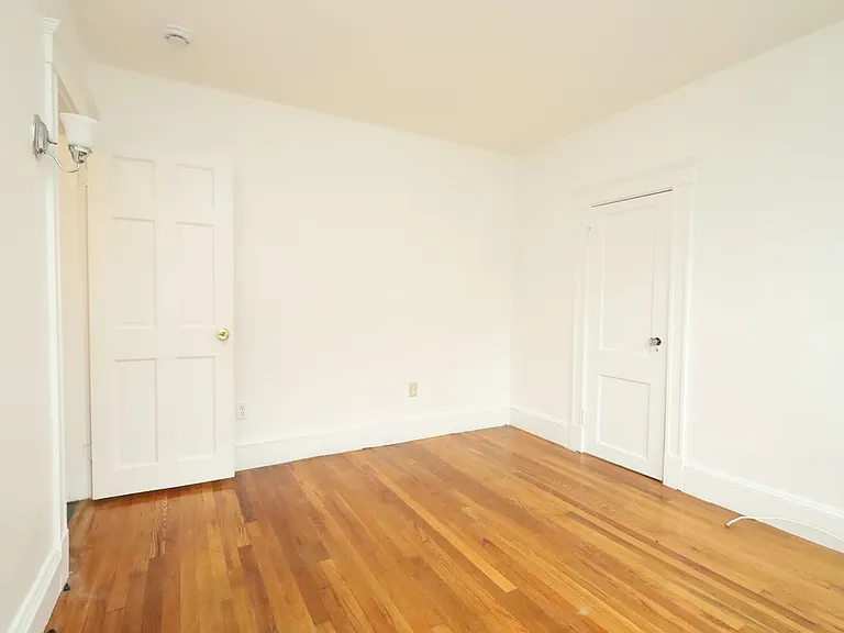 98 Woodside Ave — Photo 4