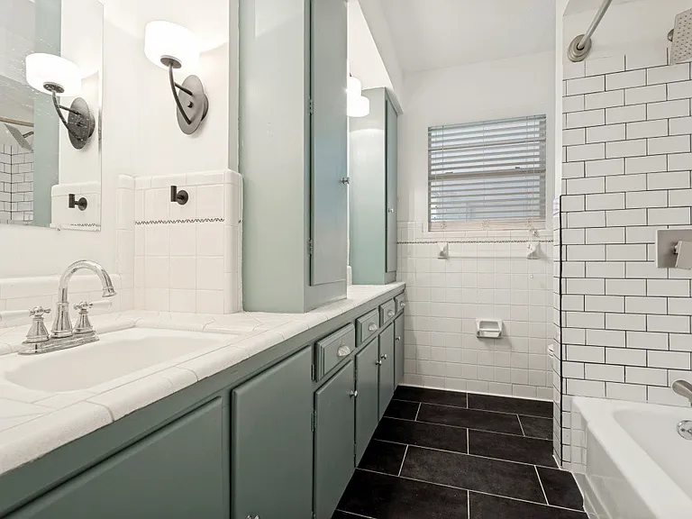 428 E Spring Valley Rd — Photo 17