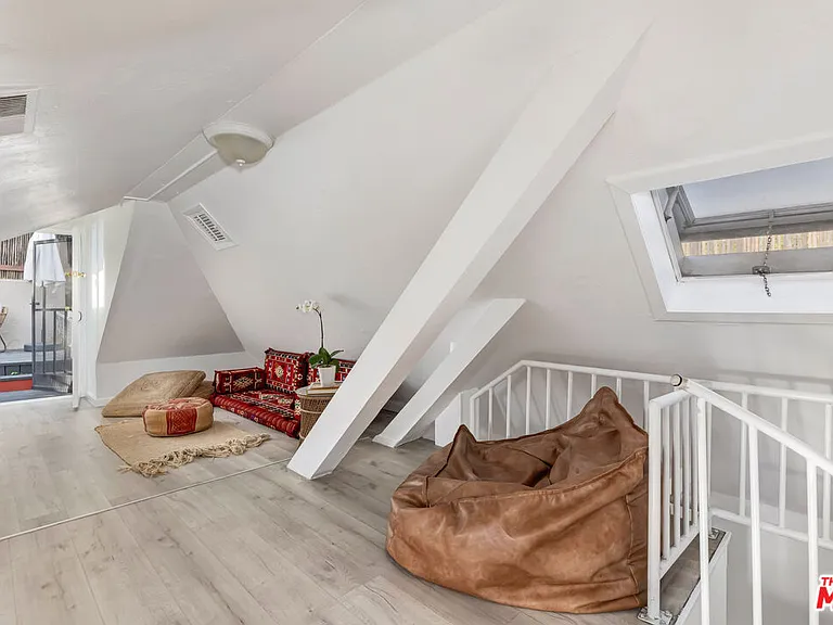 2427 N Gower St — Photo 10