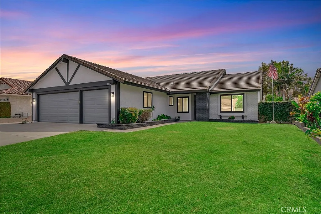 1132 E Plymouth St photo 1