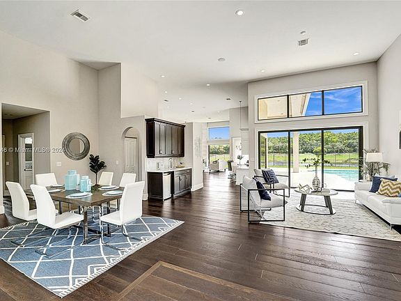 5th image of 400 Alexandra Cir