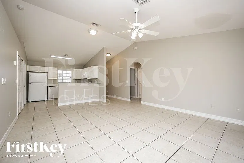 3 bed, 2.0 bath, 1158 sqft, $1,700 — Photo 4