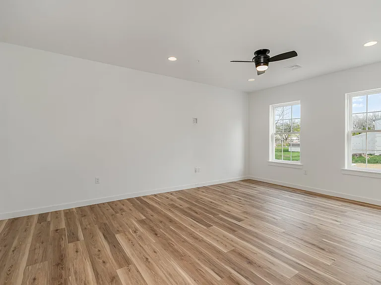 315 Pelham Ct — Photo 6
