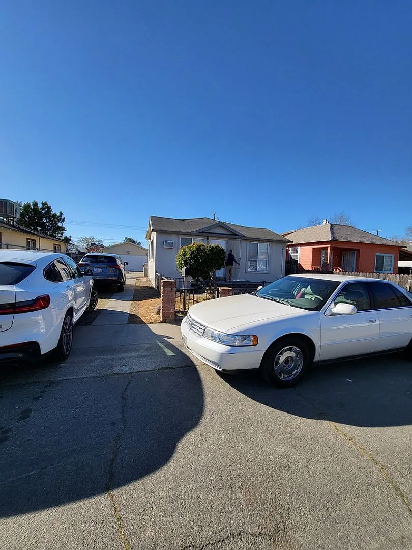 Beautifully Updated Single Story Home 3 Bedrooms and 2 Bathrooms. — Photo 1