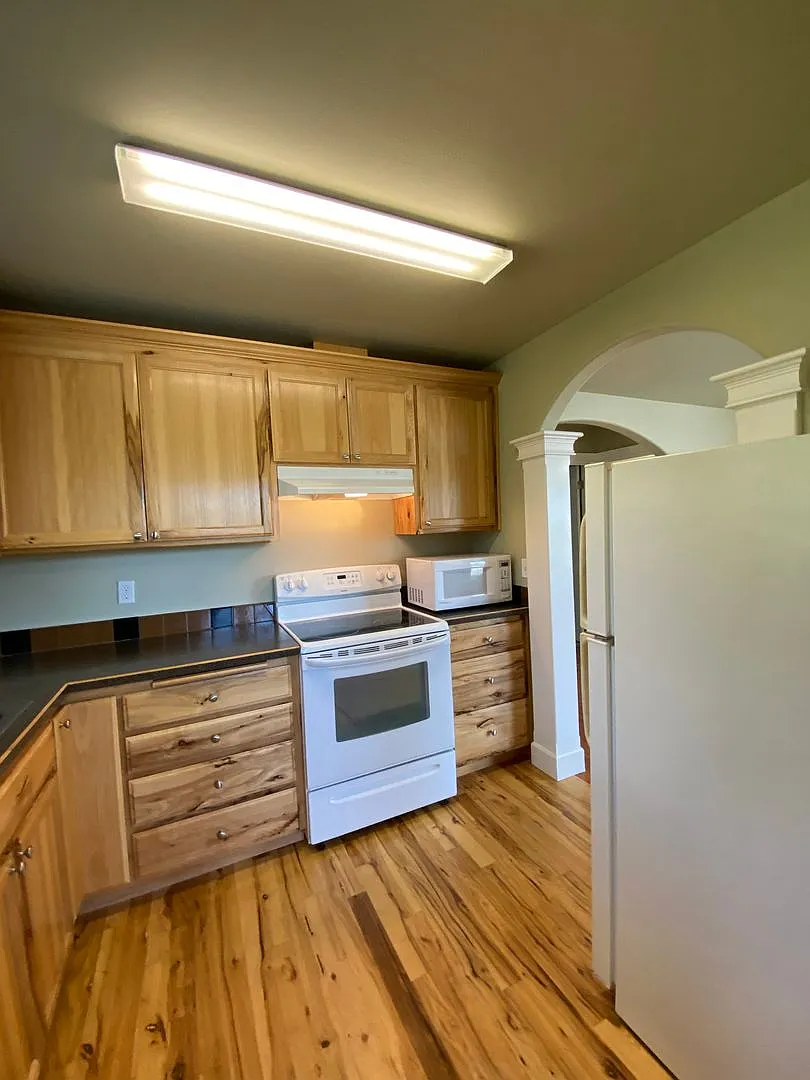 Beautifully Remodeled Springfield Cottage — Photo 4